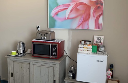 Cambridge Lit Et Petit-Déjeuner | King size bedroom with ensuite and separate entrance, covered off street parking