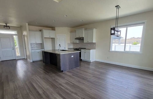 Tri-Cities Maison | King Suite, 3 Car Garage & Yard 3/2