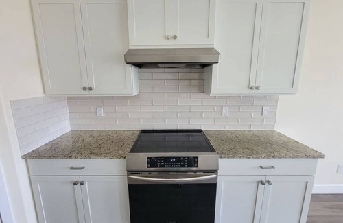 Tri-Cities Maison | King Suite, 3 Car Garage & Yard 3/2
