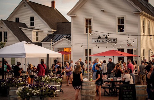 Durham Hôtel | King Suite at Public House, food trucks & craft beer on site, walk to UNH & town