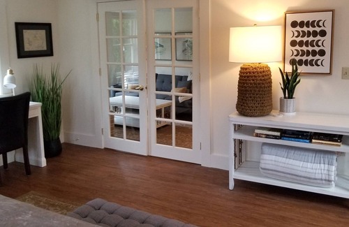 Durham Hôtel | King Suite at Public House, food trucks & craft beer on site, walk to UNH & town