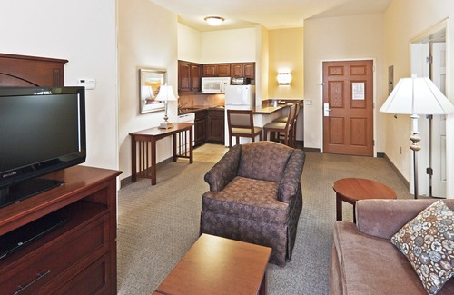 Oklahoma City Copropriété | King Suite près du centre commercial Quail Springs | Piscine saisonnière + petit-déjeuner quotidien GRATUIT