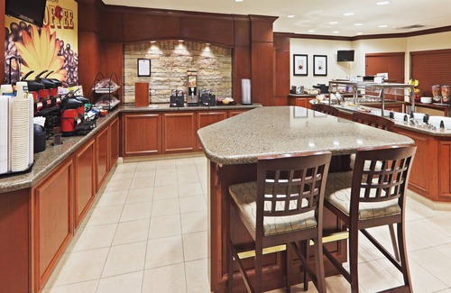 Oklahoma City Copropriété | King Suite près du centre commercial Quail Springs | Piscine saisonnière + petit-déjeuner quotidien GRATUIT