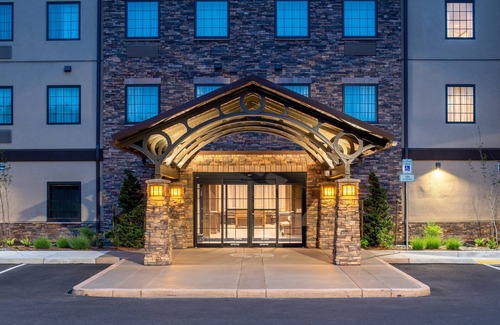 Hillsboro Copropriété | King Suite. Free Breakfast. Pool. Gym. Quick Drive to Rock Creek Country Club!