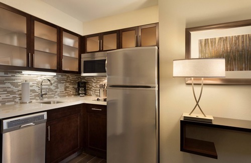 Midland Appartement | Suite King. Petit déjeuner gratuit. Piscine et bain à remous. Idéal pour les voyageurs d'affaires!