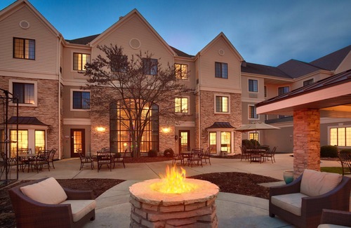 Peoria Appartement | King Suite. Free Breakfast. Pool & Hot Tub. Great for Business Travelers!