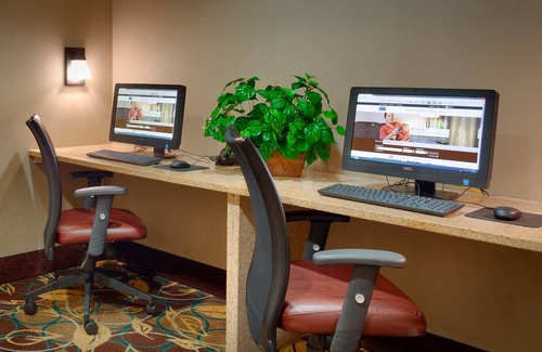 Peoria Appartement | King Suite. Free Breakfast. Pool & Hot Tub. Great for Business Travelers!