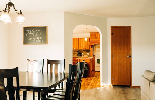 Dundee Maison | Pretty view W/Hot tub! King Suite! 15 min to the Worlds Largest Cuckoo Clock!