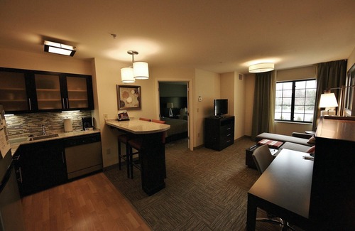 Liverpool Copropriété | King Suite Near Syracuse University | Free Breakfast + Fitness Center