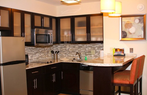 Liverpool Copropriété | King Suite Near Syracuse University | Free Breakfast + Fitness Center