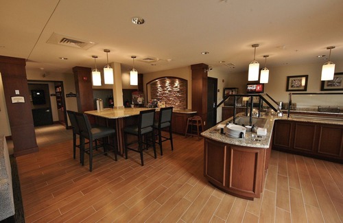 Liverpool Copropriété | King Suite Near Syracuse University | Free Breakfast + Fitness Center