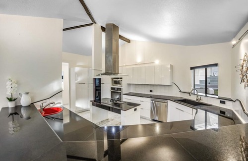 Kaneohe Villa | King Suite Oasis: Unwind with Jacuzzi & Bay Views (Unit B)