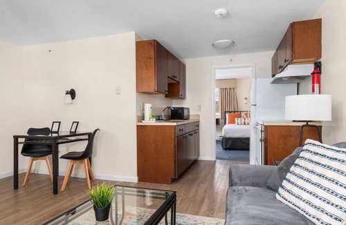 Beverly Hôtel | King Suite | The Beverly Hotel | Separate Bedroom and Living Area