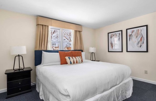 Beverly Hôtel | King Suite | The Beverly Hotel | Separate Bedroom and Living Area