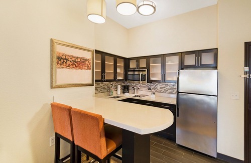 Longview Copropriété | Suite King avec douche accessible en fauteuil roulant. Petit déjeuner gratuit. Piscine intérieure et bain à remous.