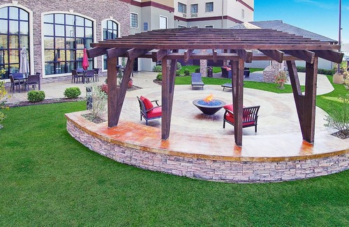 Longview Copropriété | Suite King avec douche accessible en fauteuil roulant. Petit déjeuner gratuit. Piscine intérieure et bain à remous.