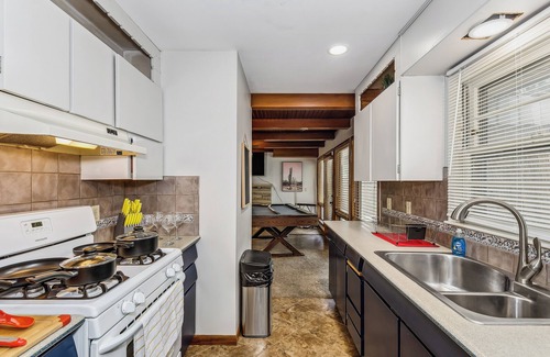Wichita Maison | KingBed, PoolTable & Backyard in East Wichita