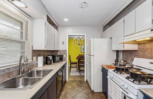 Wichita Maison | KingBed, PoolTable & Backyard in East Wichita