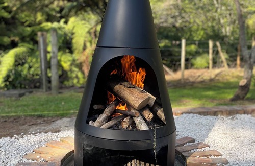 Katikati Cottage | Kingfisher cottage @ Villa Vie country estate. Outdoor bath, fire pit, river