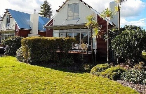 Okere Falls Cottage | Kingfisher - Hamurana Holiday Home, HAMURANA