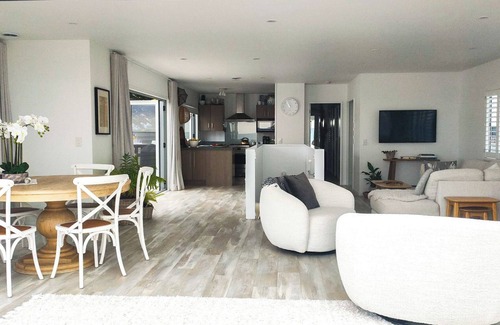 Pukehina Maison | Kingfisher Way - Beachfront Holiday Home Sleeps 10