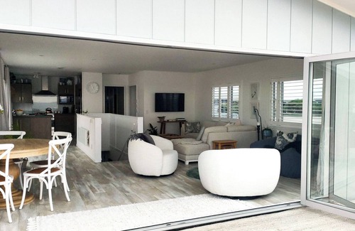 Pukehina Maison | Kingfisher Way - Beachfront Holiday Home Sleeps 10