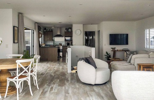 Pukehina Maison | Kingfisher Way - Beachfront Holiday Home Sleeps 10