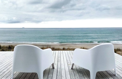 Pukehina Maison | Kingfisher Way - Beachfront Holiday Home Sleeps 10