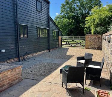 Great Saling Maison | Kings Barn - English Countryside Retreat