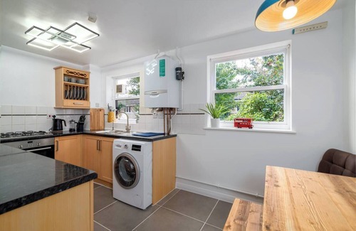 Camden Town Maison | 4 BR House w/ Garden and Parking at Regants Canal