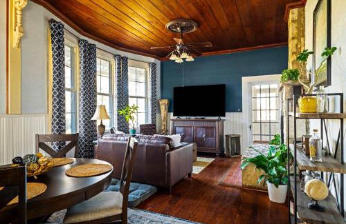 Boerne Maison | Kingsby Farmhouse - 1BR with 2 Queens & Mountain Views