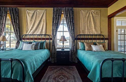 Boerne Maison | Kingsby Farmhouse - 1BR with 2 Queens & Mountain Views