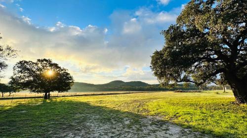 Boerne Maison | Kingsby Farmhouse - 1BR with 2 Queens & Mountain Views