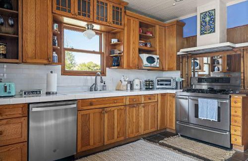 Boerne Maison | Kingsby Farmhouse - 1BR with 2 Queens & Mountain Views