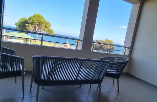 Kingscote Maison | Kingscote Terraces One: Ocean Views, Fabulous Town Location, Table Tennis, Wifi