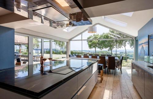 Compton Martin Maison | Kingsley Lake View & Paddocks - A group retreat with hot tub, sports bars & spectacular lake views in the Mendip Hills AONB