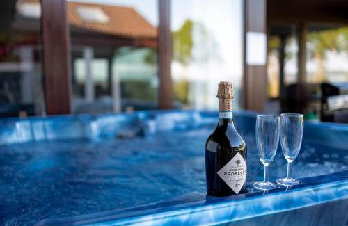 Compton Martin Maison | Kingsley Lake View & Paddocks - A group retreat with hot tub, sports bars & spectacular lake views in the Mendip Hills AONB