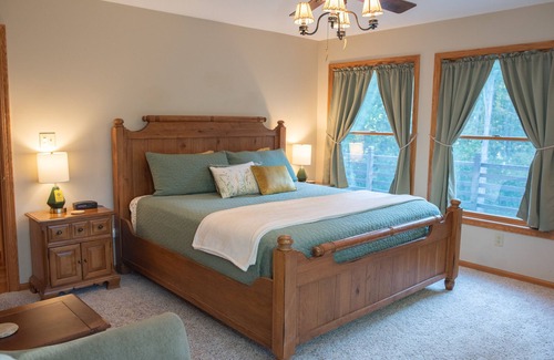 Kingsville Cabine | Kingsville Lodge Private Retreat hot tub, pond, boats, gameroom, + more