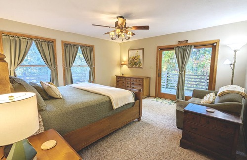 Kingsville Cabine | Kingsville Lodge Private Retreat hot tub, pond, boats, gameroom, + more