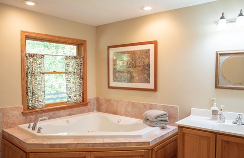 Kingsville Cabine | Kingsville Lodge Private Retreat hot tub, pond, boats, gameroom, + more