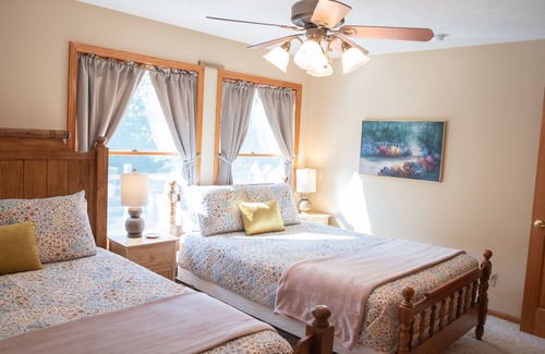 Kingsville Cabine | Kingsville Lodge Private Retreat hot tub, pond, boats, gameroom, + more