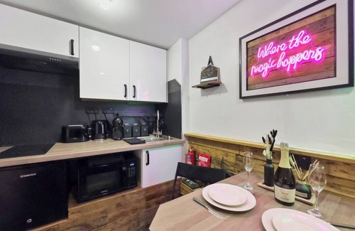 Rhondda Cynon Taff Cabine | Kinky Kabin w/ Hot Tub, Sauna and Rooftop Garden