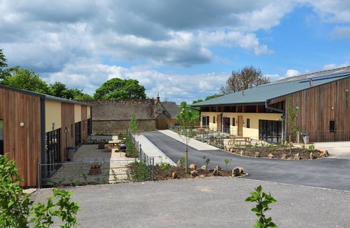 Bourton Cottage | Kitehill Barn - sleeps 16 guests in 8 bedrooms