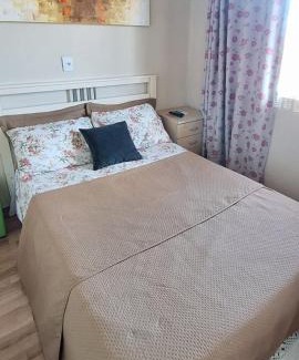 Torres Maison | KITNET S4 em TORRES-RS - Confortável com cama casal box, cama de solteiro bicama, televisão, geladeira, micro-ondas, chaleira elétrica, ar-condicionado split - Anfitriã Superhost no BnB