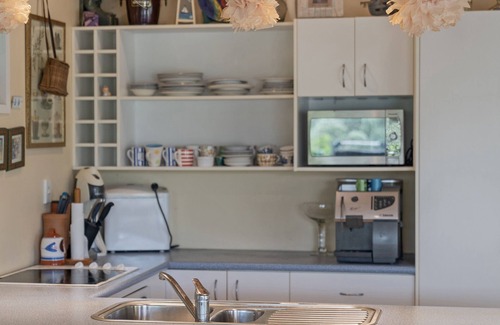 Onemana Maison | Kiwi Charmer - Onemana Holiday Home