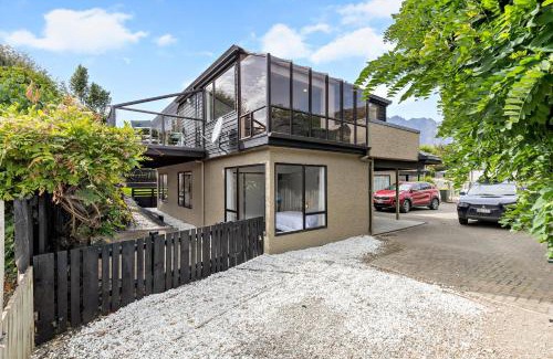 Frankton Maison | Kiwi style home! Views of lake. Large outdoor area