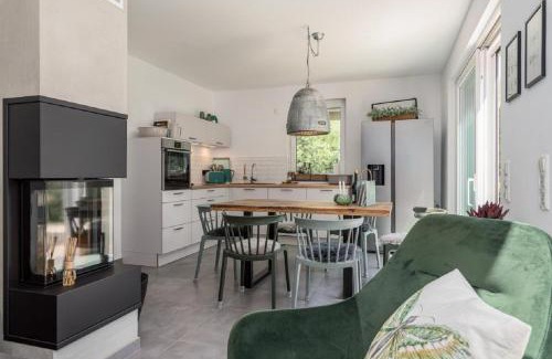 Am Salzhaff Maison | Kleine Binsenjungfer - Ferienhaus mit Sauna und Kamin für 6 Personen