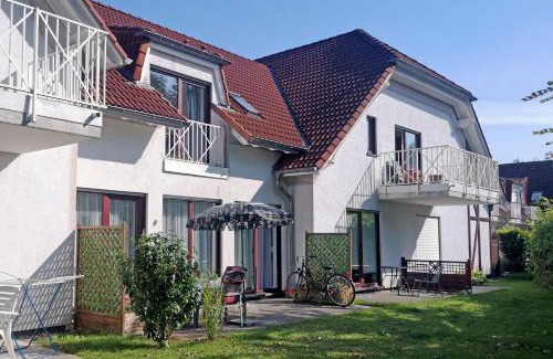 Gustow Maison | Kleine Ferienwohnung mit Terrasse und Gartenblick