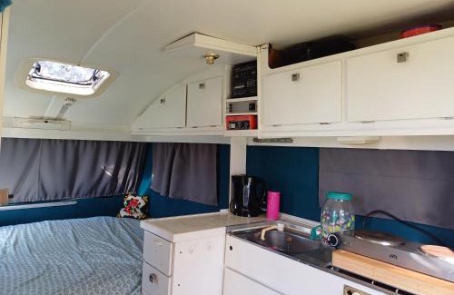 Tersoal Autre | Kleurrijke retro contructam caravan vlakbij het Sneekermeer