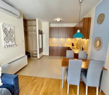 Jastrzebia Gora Appartement | Klimatyzowany apartament przy plaży - 2 sypialnie, basen, garaż, Villa 4 Pory Roku
